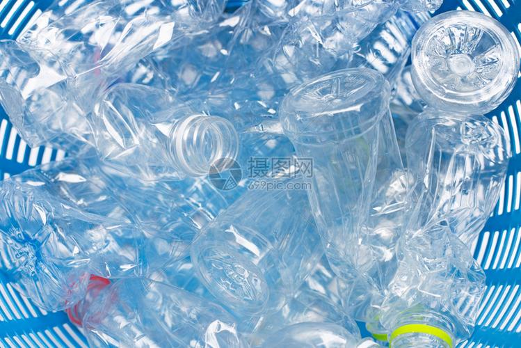 垃圾篮中的塑料瓶高清图片下载-正版图片303416203-摄图网